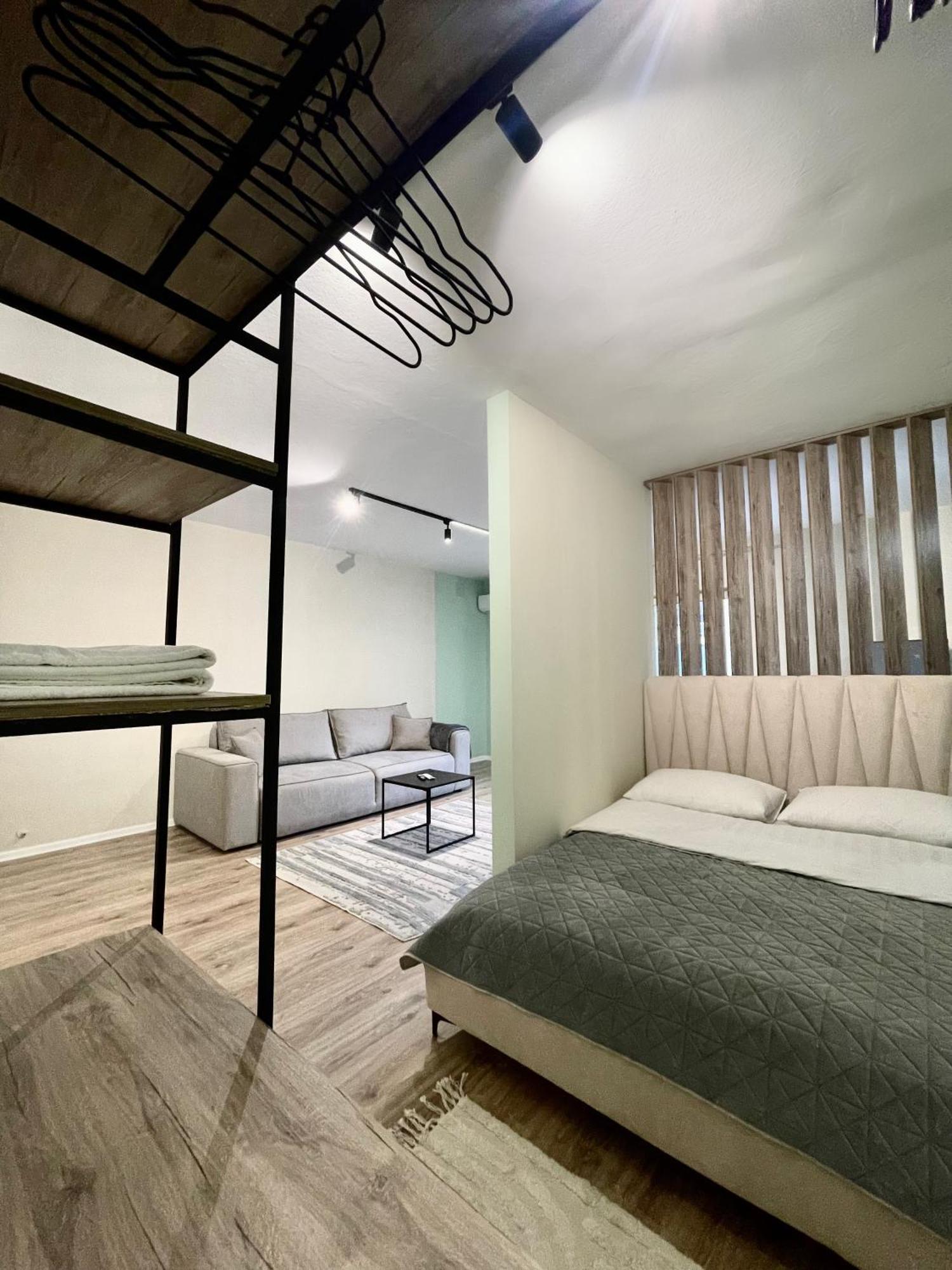 As, Bllok Studio & Apartamento